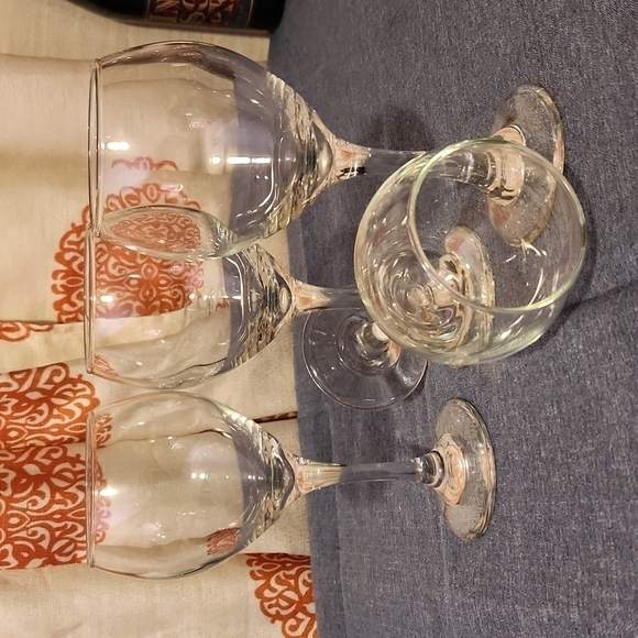 4 Banquet White Wine Glasses - Picture 2 of 5